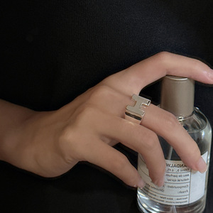 Bague de personnalité de style INS en argent sterling 925 Version coréenne Niche Design Lettre Incrustation Simple Mode Bague de base - Product Image 1