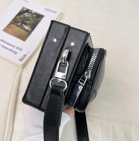 Sac bandoulière carré rigide personnalisé pour homme avec poche avant et fermoir métallique, idéal pour les courts voyages et les courses quotidiennes