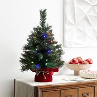Sapin de Noël artificiel pré-éclairé Majestic Fir de 24 pouces |   35 lumières multicolores, 71 embouts, base en tissu rouge, minuterie
