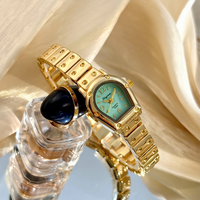Montre pour femme élégante et unique avec cadran tête de serpent PRO22