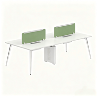 Système de bureaux en cluster pour 4 personnes avec structure de base partagée et cloison acoustique pour un espace de travail collaboratif