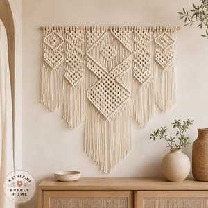 Décoration murale en macramé en coton bohème, design géométrique abstrait, forme irrégulière, décoration de salon - Product Image 1