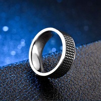 Anillo de Acero Inoxidable con Incrustaciones de Malla, Acabado Plateado Pulido con Patrón de Rejilla Negra para Hombres, Estilo Punk y Uso Diario