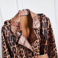 Jaket kulit Pu panjang, mantel Trench panjang berkancing sebaris kerah lipat panjang Motif macan tutul, Kustom langsung dari pabrik