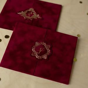 Invitación de Boda de Lujo Tipo Sobre con Bolsillo, Invitación Acrílica Clásica de Terciopelo Burdeos con Escudo en Lámina Dorada - Product Image 4