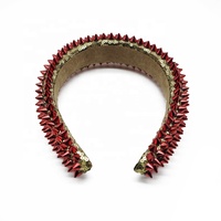 Serre-tête artistique rouge style punk rock clouté avec rivets pointus, accessoire de mode gothique pour cheveux, idéal pour fêtes, festivals, concerts et costumes