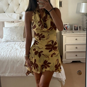 Robe en mousseline à imprimé floral de style vacances à la mer, col à volants, taille plissée, haut à bretelles, robe camisole - Product Image 2