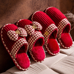Chaussons de mariage rouges à motif pied-de-poule en peluche antidérapants pour couple, doublure en coton chaud pour l'automne et l'hiver, talon de 1,5 cm - Product Image 1