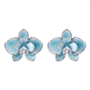 ต่างหูแบบติดหูทรงใหม่สไตล์จีนปี 2025 ประดับด้วยเพทายสีฟ้าทะเล สำหรับผู้หญิง ดีไซน์หรูหรา ทันสมัย ดึงดูดใจ ใช้งานได้หลากหลาย สีฟ้าขาวลายคราม - Product Image 6