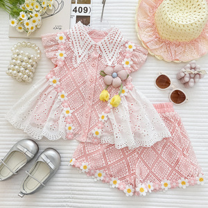 ชุดเสื้อผ้าเด็กผู้หญิงสองชิ้น ผ้าลูกไม้ปักลายดอกไม้ สำหรับฤดูร้อน น่ารัก หวาน ชุดเสื้อและกางเกงขาสั้น - Product Image 1