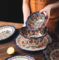 Service de table en céramique peinte à la main de style polonais, motif floral ethnique rouge à bordure bleue, idéal pour les réunions de famille et les cadeaux