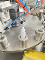 Machine de remplissage automatique pneumatique Hebo pour tubes de crème liquide et d'acide hyaluronique, avec seau de produit à vide et double alimentation