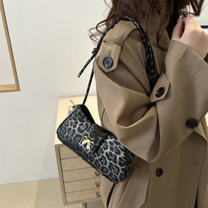 Sac à bandoulière imprimé léopard pour femmes, sac à main sous le bras avec nœud décoratif en métal et sangle réglable - Product Image 2
