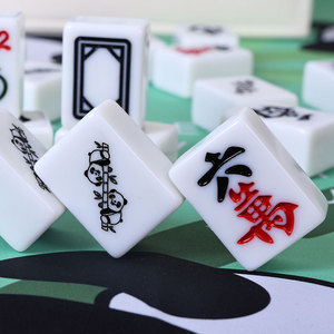 Tuiles de mahjong artisanales avec un motif de panda de dessin animé, un cadeau créatif et unique pour la maison. Fabricant de boîtes cadeaux. - Product Image 4