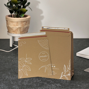Stampa personalizzata Design bianco <span class=keywords><strong>Kraft</strong></span> <span class=keywords><strong>A4</strong></span> di lusso avvolge cartone Mailer imballaggi riciclati marrone Stay Flat buste con logo - Product Image 1