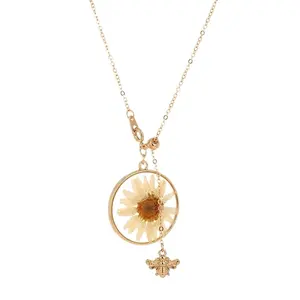 Internet celebrity flower handmade freshness chrysanthemum necklace with bee pendant