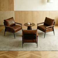 Chaise d'appoint rétro de style mid-century, avec dossier rembourré en cuir résistant aux taches, accoudoirs en bois massif et pieds en métal, idéale pour café