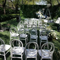 Chaise Chiavari dorée, Chaise en résine Tiffany blanche pour événements, mobilier d'extérieur pour hôtels, chaise de mariage avec coussins, vente en gros