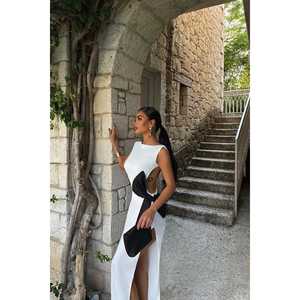 Robe de soirée blanche style simple col montant manches courtes détails de perles tailles XS/XL longueur au sol styles de fête - Disponible XS XL - Product Image 4