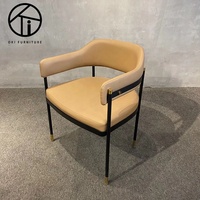Chaise de salle à manger moderne en cuir OKi AW55 avec assise moelleuse - Design de luxe léger pour la salle à manger à domicile
