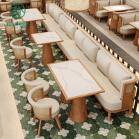 Bestseller Moderne Pizza Restaurant Möbel-Sets – Gewerbliche Quadratische Holztische, Stoff-Rattan-Langbänke und Café-Stühle für Nischen
