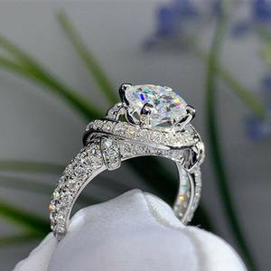 Anello Vintage con Design a Torre Floreale Intrecciata per Donne - Product Image 1