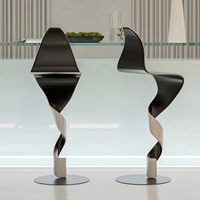 Tabouret de bar design en forme de S, sculptural et unique, pour îlot de cuisine et comptoir de bar commercial