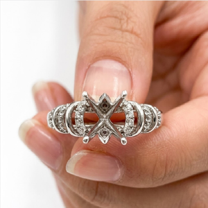 Anillo de Compromiso Semimontado de Oro Blanco de 18K con Diamantes Naturales Entrelazados y Banda Calada de 0.50ct con Corte Brillante para Mujer - Product Image 2
