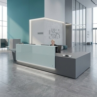 Bureau d'accueil élégant en surface solide grise, design personnalisé, pour immeuble de bureaux