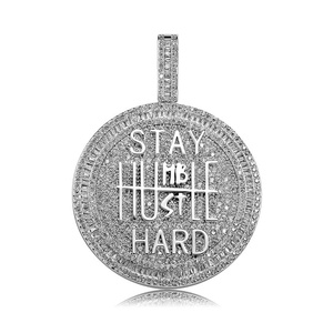 Cadena Chapada en Oro Blanco, Colgantes Famosos de Plata S925, Colgante de Moissanita Personalizado con Incrustaciones de Diamantes - Product Image 1