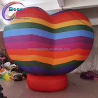 Ballon gonflable en forme de cœur arc-en-ciel pour la décoration d'événements commerciaux, de fêtes et de spectacles