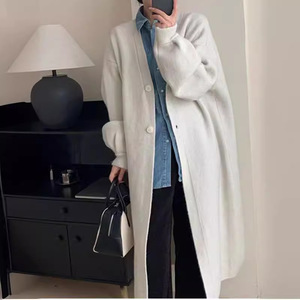 Novo estilo coreano de outono e inverno: suéter de malha grossa com decote em V, comprimento até o joelho, de alta qualidade, com um design solto e descontraído. - Product Image 3