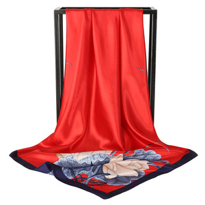 Elegante Sciarpa in Seta Blu con Motivo a Piume, Stampa Digitale su Raso, per Abiti Estivi e Acconciature Femminili - Product Image 5