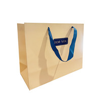 Sacs cadeaux de luxe en papier couché blanc avec logo personnalisé et ruban pour vêtements