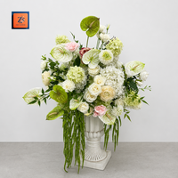 Arrangement de fleurs artificielles dans un grand vase urne blanc, centre de table floral, roses blanches, hortensias, anthuriums, décoration de mariage et de maison