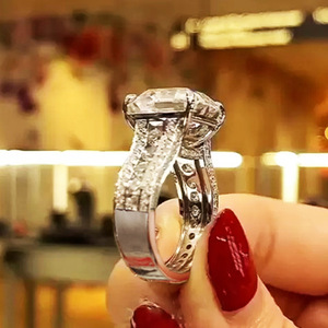 Anello Scintillante Completamente Incastonato per Donne, Elegante Gioiello da Dito alla Moda - Product Image 1