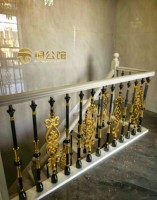 Rampe d'escalier de villa Copper Mansion, style luxe léger, moderne et minimaliste, avec colonnes en alliage aluminium-magnésium, haut de gamme, pour intérieur et milieu rural