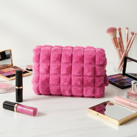Pochette matelassée en fausse fourrure élégante et mignonne pour filles avec logo personnalisé, rose bonbon, motif nuages, durable, portable, grande trousse de toilette, nécessaire
