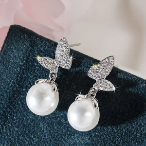 Orecchini a Perno Vintage a Forma di Farfalla per Donne, Accessori per Orecchie Semplici e Delicati per Uso Quotidiano, Outfit Casual e Regalo - Product Image 1