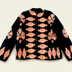 Chaqueta de Terciopelo Negro Premium para Mujer, Abrigo Corto Sofisticado para Damas, Prenda Destacada, Blazer de Terciopelo de Lujo, Regalo para Ella - Product Image 1