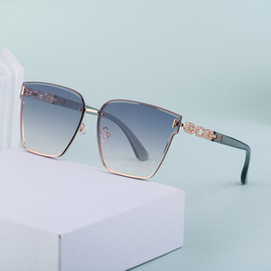 Lunettes de soleil tendance pour femmes, monture en métal, branches à chaîne, protection UV400, grandes lentilles carrées C1C3 KS-3628 - Product Image 5