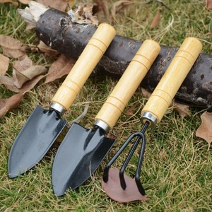 Juego de tres piezas para jardín con mango de madera: pala, rastrillo y paleta para paisajismo y plantación en el hogar. - Product Image 3