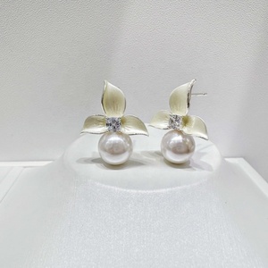 Boucles d'oreilles clous en argent sterling 925 plaqué or 18 carats, motif fleur et perle, papillon, coquille blanche, pour mariage et mariée - Product Image 5