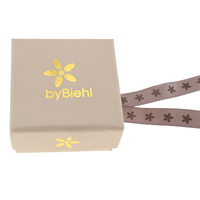 Boîte à montre de luxe en papier avec logo estampé or, fermeture magnétique, accents de ruban, couvercle relevable, emballage pour bague, insert en éponge, gaufré