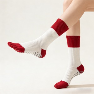 Calcetines Térmicos de Cinco Dedos, Medias de Algodón Antideslizantes para Yoga, Deporte y Hogar, en Rojo y Blanco con Bloques de Color - Product Image 1