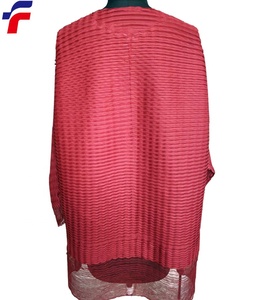 Robes pour femmes en tricot de polyester rouge poppy, plissées et froissées, à manches longues - Product Image 3