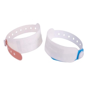 Bracelet de sécurité anti-perte en PVC pour enfant, personnalisable avec nom et numéro de téléphone, idéal pour les voyages en famille et la maternelle - Product Image 1