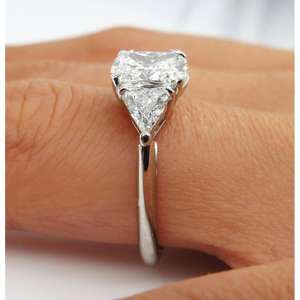 Anello di Fidanzamento Classico da Donna F402 con Diamante Naturale Taglio Smeraldo e Pietre Laterali a Baguette Affusolate - Product Image 4