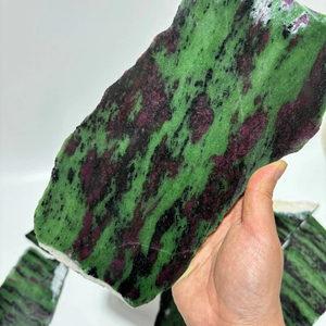 Plaque de cristal de quartz sculptée en Zoisite Rubis en gros – Pierre précieuse pour l'artisanat et la mascotte décorative, cadeau de la Saint-Valentin - Product Image 4
