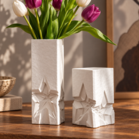 Vase à fleurs en céramique blanche avec relief géométrique en forme d'étoile, vase sculptural pour la décoration moderne de la maison